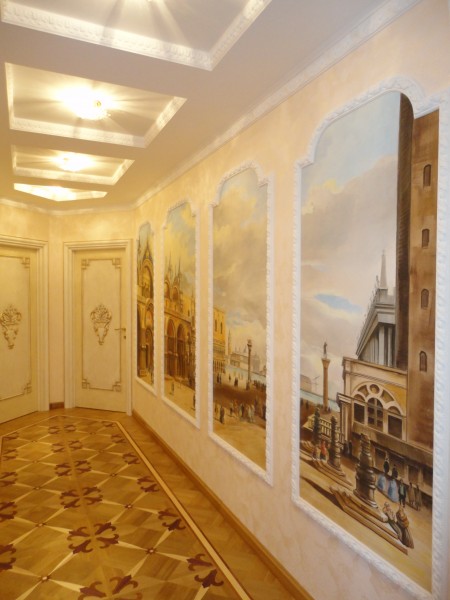 Gli affreschi possono arredare anche un lungo corridoio come questo