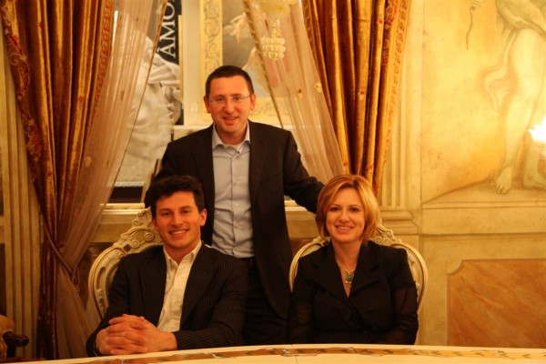 Alberto, Alessandro e Laura Mariani nell'allestimento del Salone Internazionale del Mobile 2011