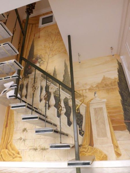 Vista completa della decorazione scenografica della scalinata