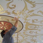 L'ultimo tocco: il profilo della foglia oro e il soffitto è un'opera d'arte
