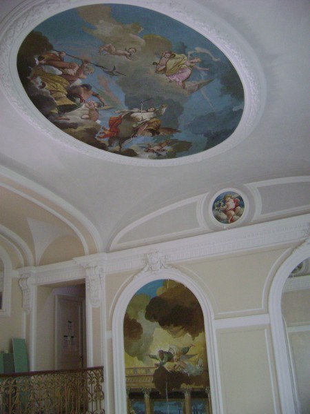 Ecco un affresco a soffitto, i pittori di Mariani su richiesta dei committenti hanno reso la scena più intensa