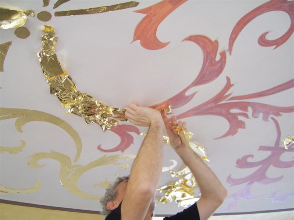 Un artista del laboratorio Mariani al lavoro durante la fase di decorazione foglia oro