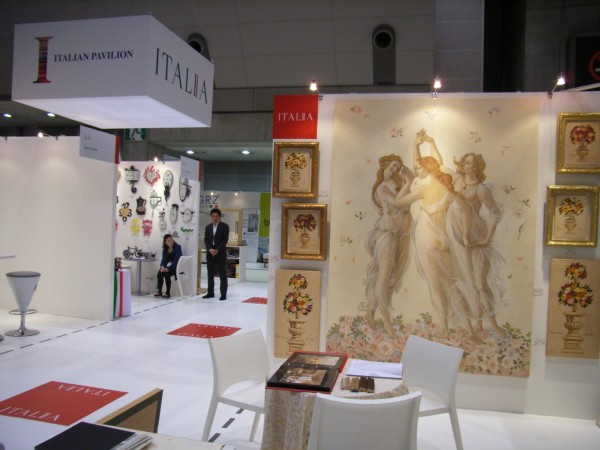Mariani Affreschi promuove i propri prodotti attraverso fiere internazionali, in Italia e all'estero. Nella foto un'esposizione a Tokyo