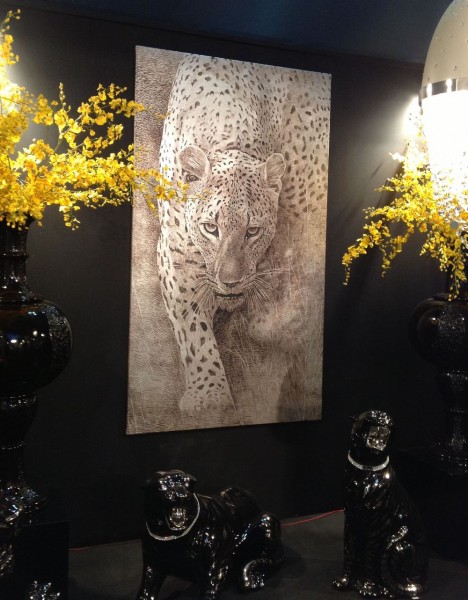 L03-leopardo-su-foglia-argento-collezione-artemariani-nello-stand-di-Ceramiche Trea-salone-del-mobile-2013