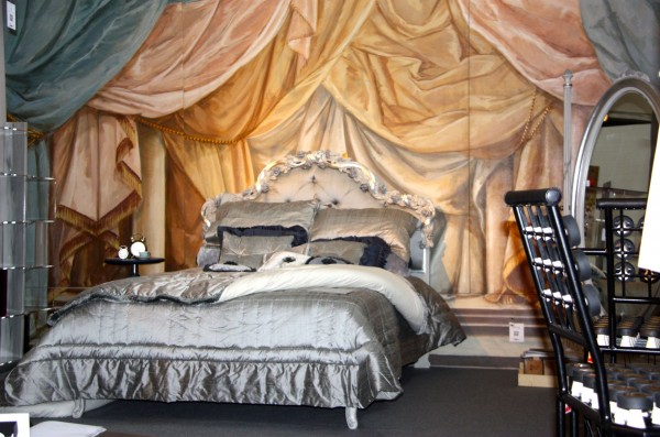 Le magie dell'affresco arredano la camera da letto, una scenografia speciale per chi sogna ad occhi aperti