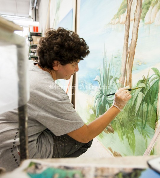 L'artista di Mariani Affreschi dipinge le agavi. E’ il primo piano del trompe l'oeil, un elemento molto importante per creare la sensazione di profondità