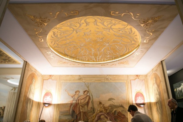 Cupola con rosone in foglia oro. Il soffitto domina sulla Sala Ville Venete, una delle ambientazioni più rappresentative