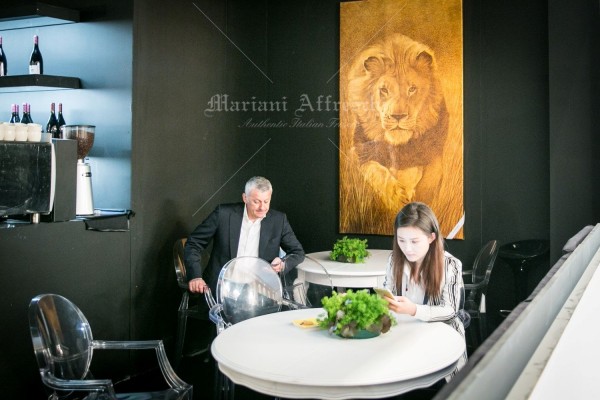 Leone, opera della collezione ArteMariani, realizzata su tela in foglia oro. Nell'immagine l'opera è esposta nell'Area Lounge del Gruppo Classico Italiano
