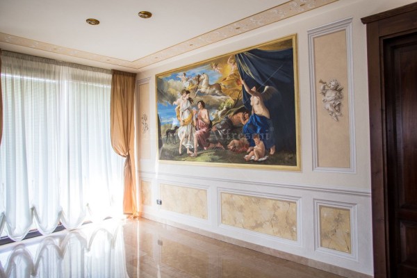 La parete interamente dipinta dagli artisti di Mariani. Protagonista è “Diana ed Endimione” di Poussin, circondato da elaborate riquadrature decorative e finti marmi a boiserie