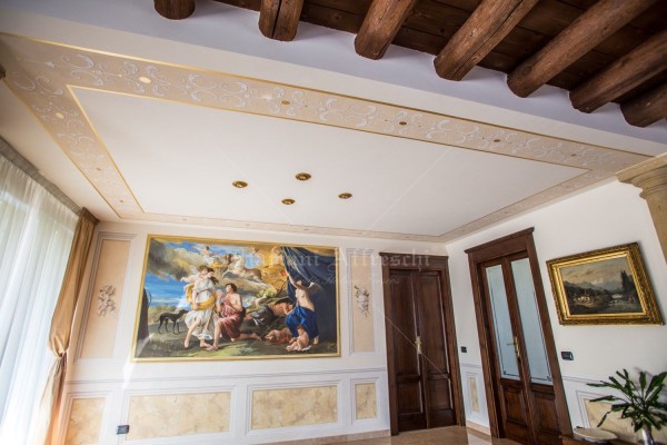 Uno scatto che permette di osservare la sala nel suo insieme: il fregio a soffitto, le riquadrature a parete e la boiserie in finto marmo sono una cornice armoniosa dell’opera principale “Diana ed Endimione”, dipinta da Mariani Affreschi