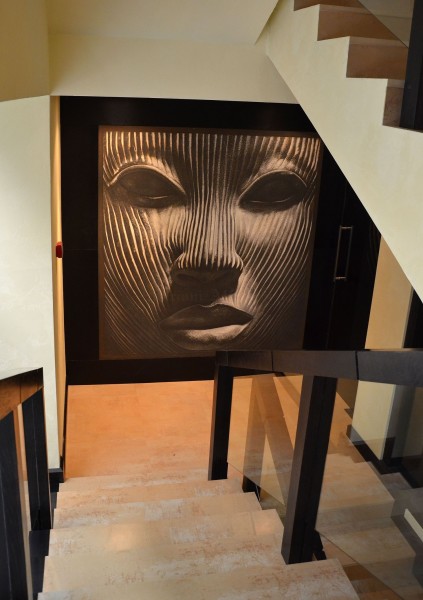 Un opera moderna della collezione ArteMariani, installata presso Villa Adriano a Sochi