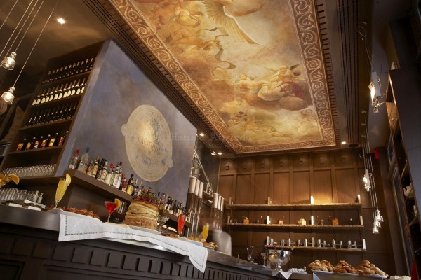 Un grande affresco ispirato al Tiepolo, installato a soffitto in un cafè ad Atene