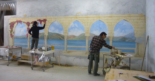 Due artisti di Mariani durante l'esecuzione in laboratorio di un grande paesaggio ad affresco