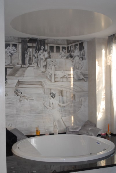 Un pannello rivestito ad affresco riveste l'intera parete di un bagno moderno, rievocando l'atmosfera dell'antica Roma