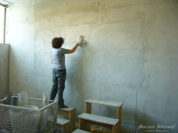 Mariani фрески в лаборатории, художник применяет штукатурки перед покраской работы по заказу клиента