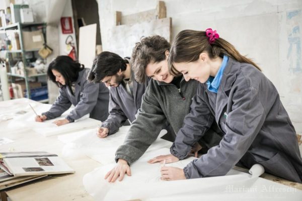 An Art Master explains the basics of the fresco technique to students (Mariani Affreschi Academy)