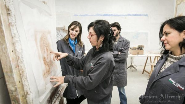 The dusting method is used in the fresco technique, which is preceded by the preparatory drawing. This ancient technique is taught in the courses held at the Mariani Affreschi Academy