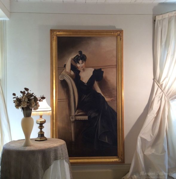 Portrait of a Lady, a fresco inspired by Boldini and inserted in a precious golden frame