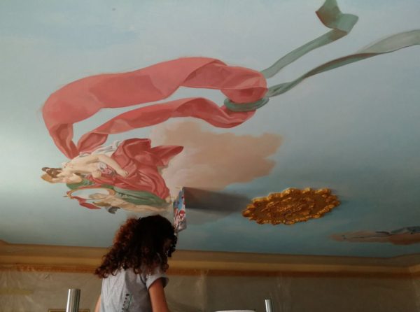 Il soffitto della sala. L'artista dipinge le figure femminili a mano libera ispirandosi all'originale