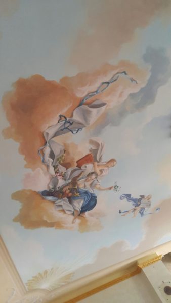 L'affresco in sala, dipinto dagli artisti di Mariani Affreschi