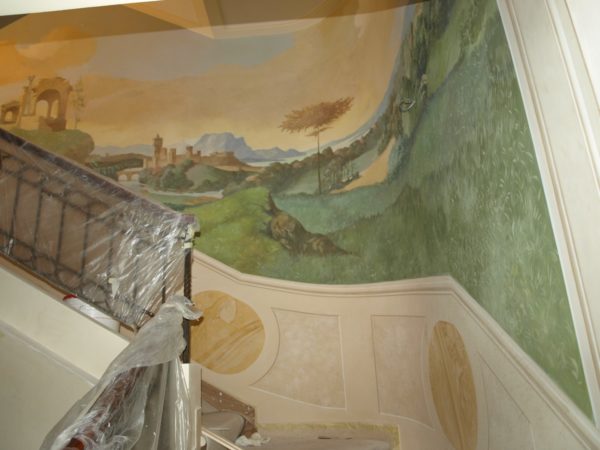 Paesaggio in stile giorgionesco a decorazione delle pareti della scala