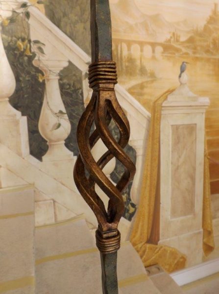 Dettaglio della ringhiera della scala dipinto in colore bronzo